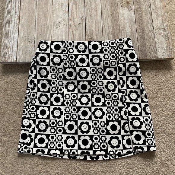 Art Class Floral Smiley Face Front Notch Skirt Girls Size S (6/6X) Black White - Picture 3 of 12